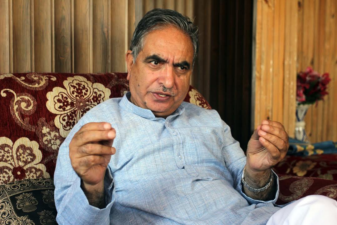 G H Mir condemns attack on media persons at Fateh Kadal